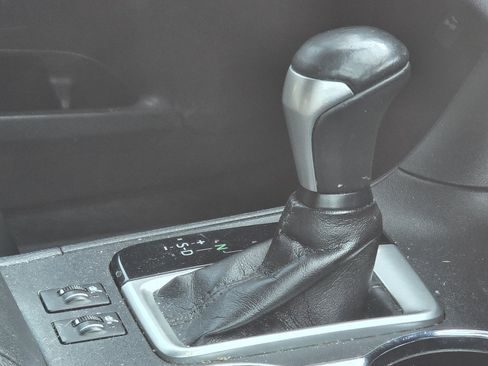 Used 2019 Toyota Highlander XLE FWD image 17