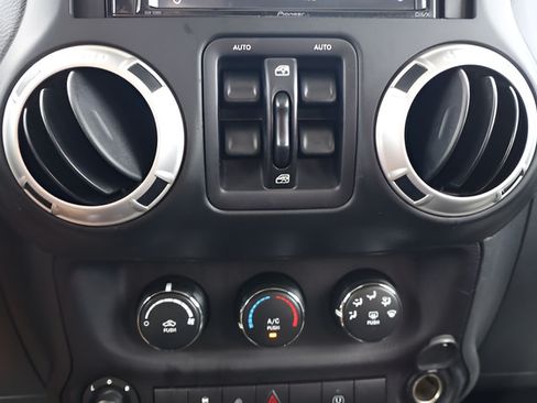 Used 2017 Jeep Wrangler Unlimited Sahara w/ Connectivity Group AWD/4WD image 30