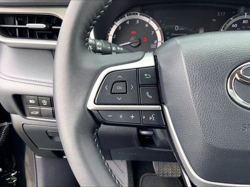 Certified 2024 Toyota Highlander XLE FWD image 23
