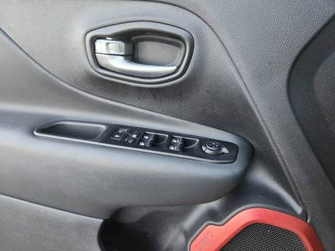 Used 2021 Jeep Renegade Trailhawk image 14