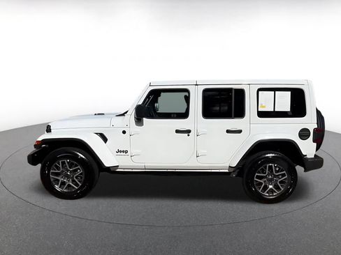 Used 2025 Jeep Wrangler Unlimited Sahara AWD/4WD image 9