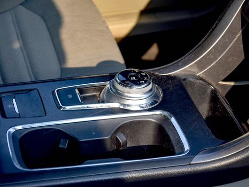 Used 2019 Ford Fusion SE FWD image 8