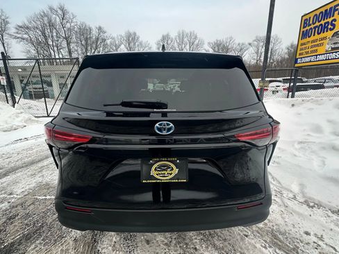 Used 2022 Toyota Sienna LE image 5
