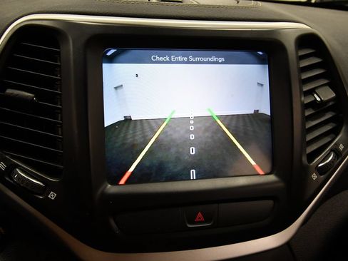 Used 2018 Jeep Cherokee Latitude Plus FWD image 24