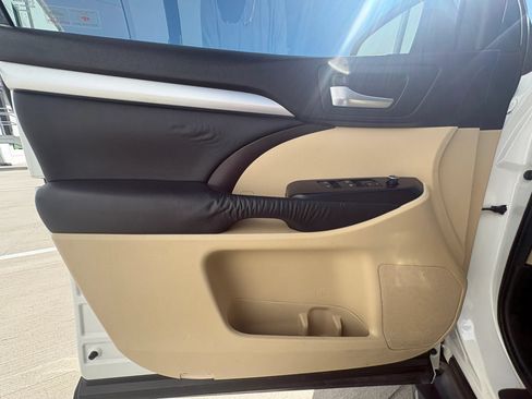 Used 2016 Toyota Highlander XLE FWD image 23