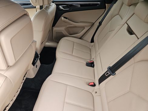 Certified 2025 Porsche Macan image 28