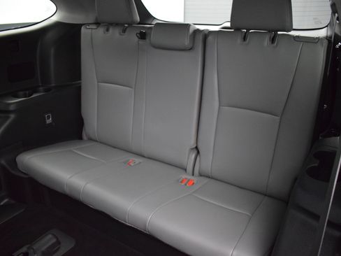 Used 2022 Toyota Highlander XLE image 14