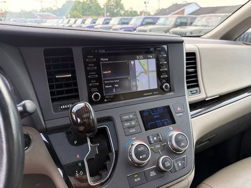 Used 2019 Toyota Sienna XLE Premium AWD/4WD image 9