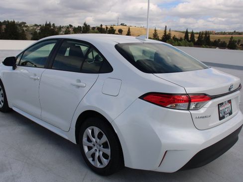 Certified 2025 Toyota Corolla LE image 5