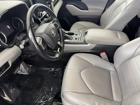 Used 2020 Toyota Highlander XLE w/ Protection Package #3 AWD/4WD image 25