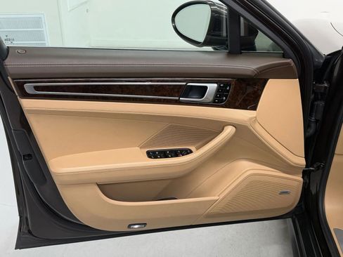 Used 2020 Porsche Panamera image 22