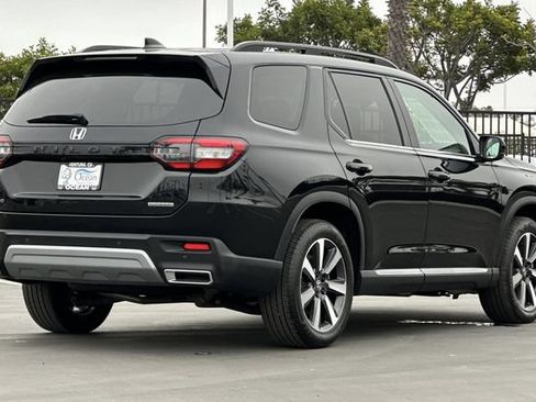 Used 2025 Honda Pilot Touring image 4