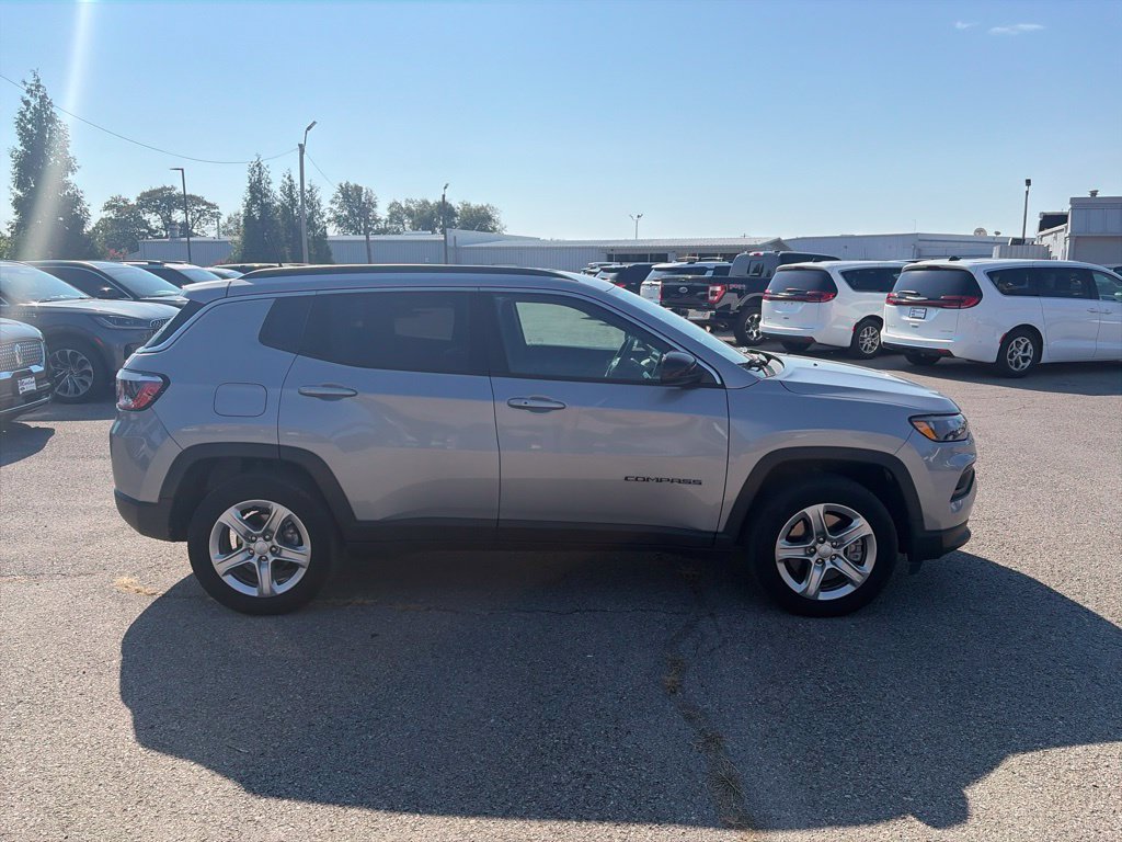 Used 2023 Jeep Compass Latitude w/ Convenience Group AWD/4WD image 7