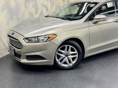 Used 2015 Ford Fusion SE image 2