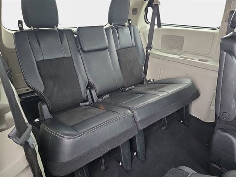 Used 2019 Dodge Grand Caravan SXT image 16
