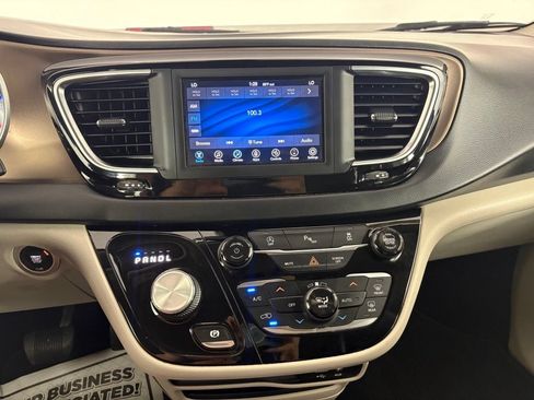 Used 2019 Chrysler Pacifica Touring-L FWD image 24