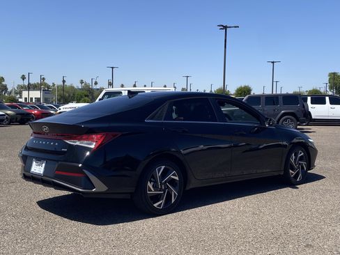 Used 2025 Hyundai Elantra Limited FWD image 5