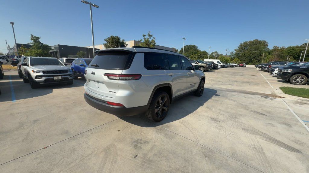 Used 2025 Jeep Grand Cherokee L Limited w/ Black Appearance Package AWD/4WD image 4