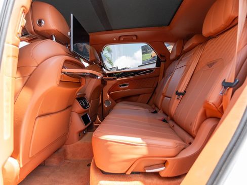 Used 2022 Bentley Bentayga AWD/4WD image 18