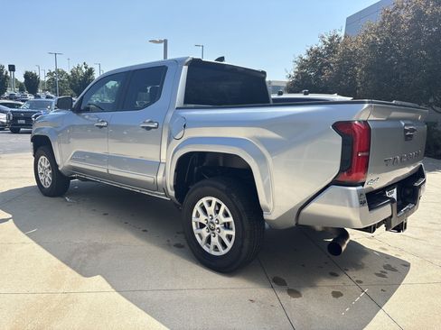 Used 2025 Toyota Tacoma SR5 AWD/4WD image 7