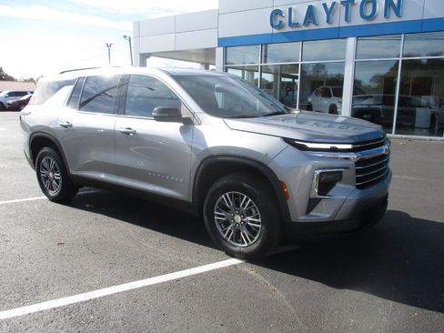 Used 2025 Chevrolet Traverse LT image 9