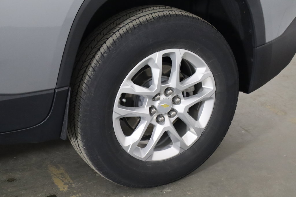 Used 2023 Chevrolet Traverse LS FWD image 39