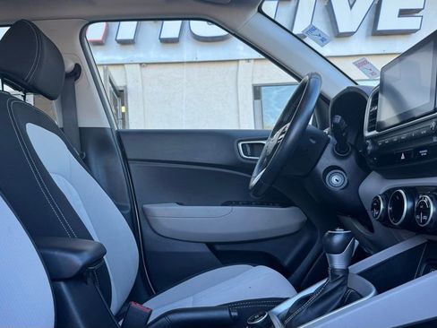 Used 2023 Hyundai Venue SEL image 19