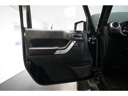 Used 2015 Jeep Wrangler Unlimited Rubicon w/ Connectivity Group image 15