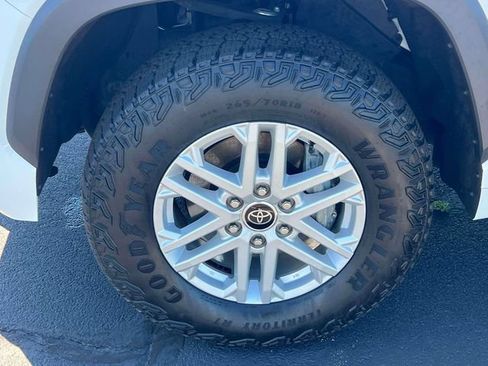 Used 2022 Toyota Tundra SR5 w/ SR5 Convenience Package AWD/4WD image 7