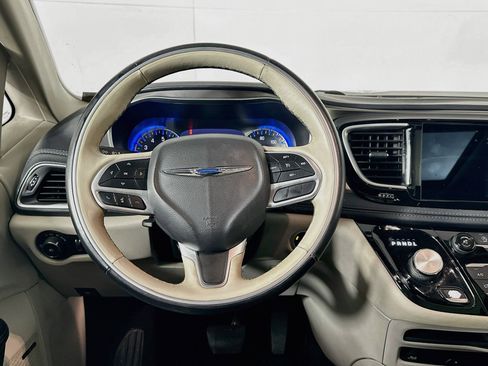 Used 2017 Chrysler Pacifica Limited FWD image 18