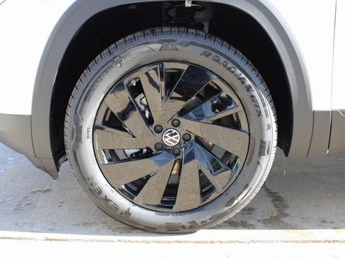 Certified 2025 Volkswagen Atlas Cross Sport SE image 22