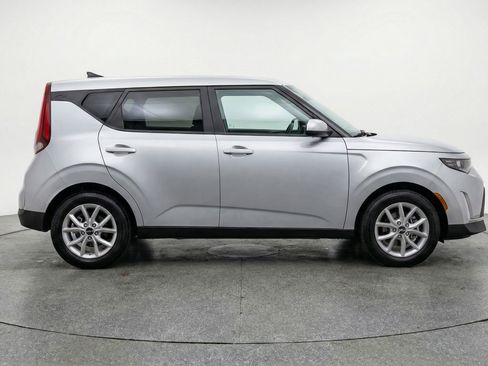 Used 2025 Kia Soul LX w/ LX Technology Package FWD image 11