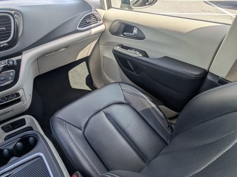 Used 2023 Chrysler Pacifica Touring-L FWD image 19