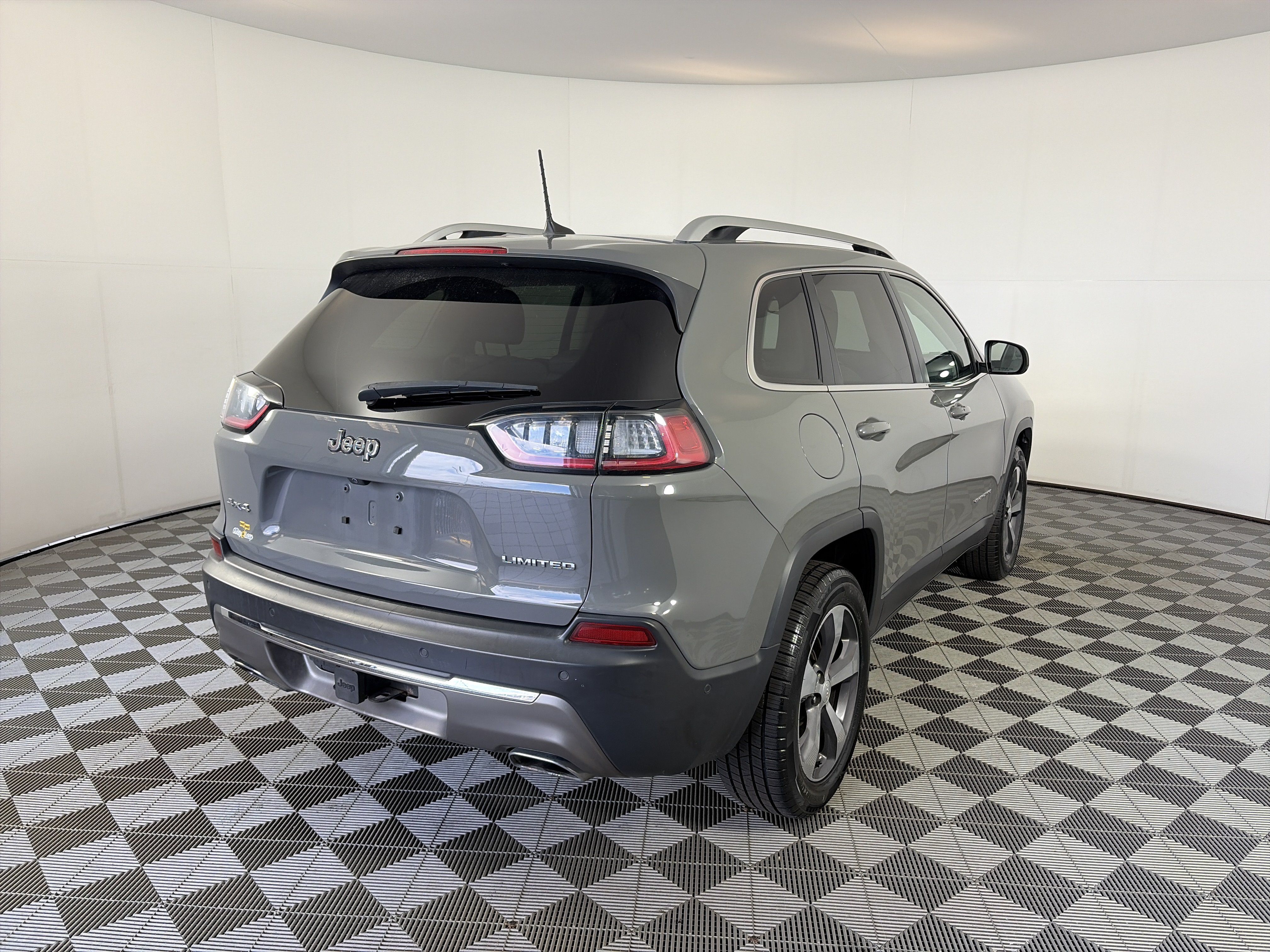 Used 2019 Jeep Cherokee Limited w/ Luxury Group AWD/4WD image 10