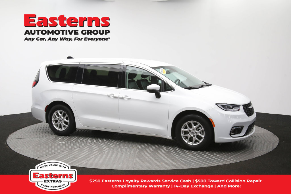 Used 2023 Chrysler Pacifica Touring-L FWD image 51