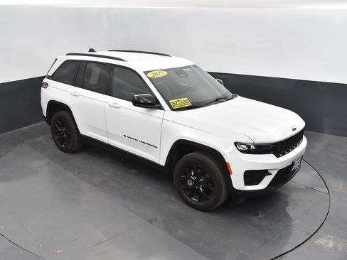 Used 2025 Jeep Grand Cherokee Altitude AWD/4WD image 36