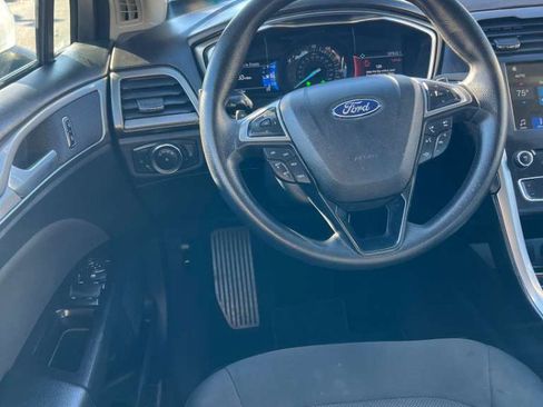 Used 2017 Ford Fusion SE w/ Fusion SE Technology Package image 24