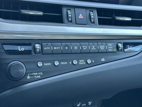 Used 2020 Lexus ES 300h w/ Premium Package image 25