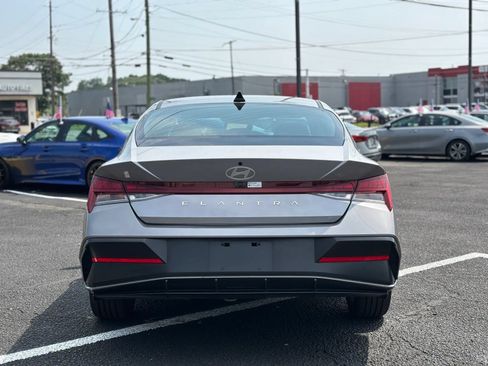 Used 2025 Hyundai Elantra SEL FWD image 4