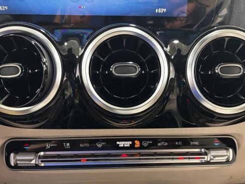 Used 2025 Mercedes-Benz GLA 250 4MATIC image 9