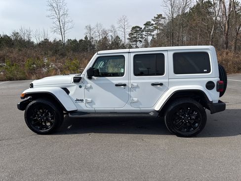 Used 2025 Jeep Wrangler Sahara image 8