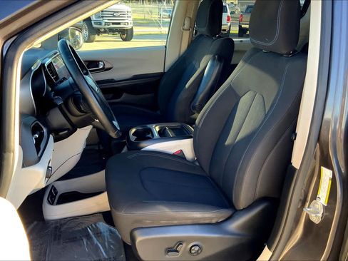 Used 2021 Chrysler Pacifica Touring image 7