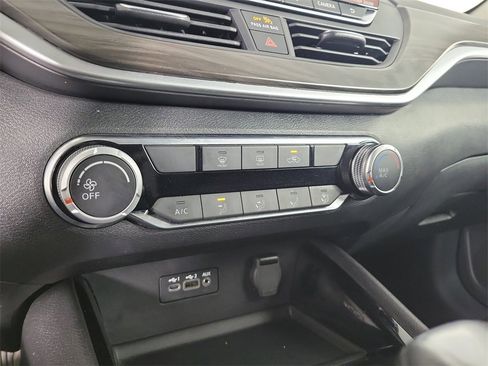 Used 2024 Nissan Altima 2.5 SV image 25