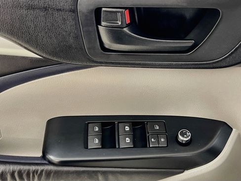 Used 2016 Toyota Highlander Plus FWD image 17