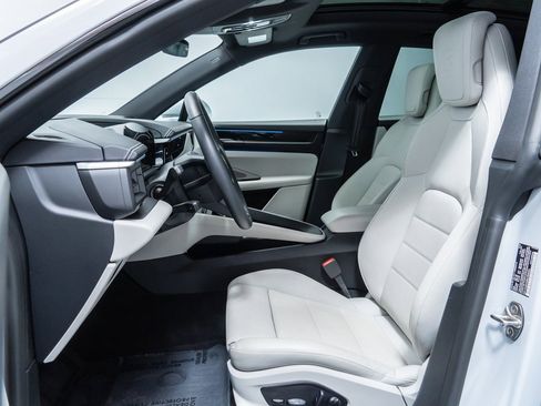 Used 2025 Porsche Macan 4 Electric image 5