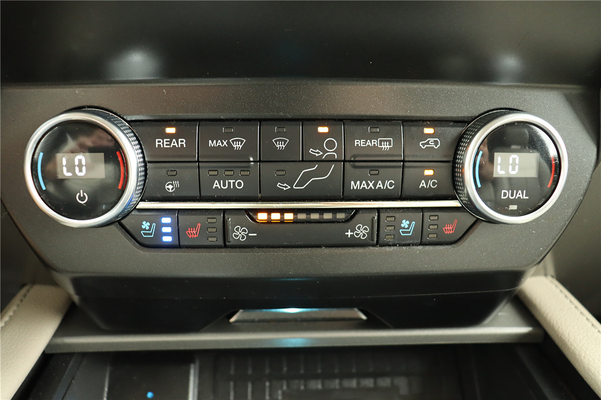 Used 2020 Ford Expedition XLT w/ Equipment Group 202A AWD/4WD image 35