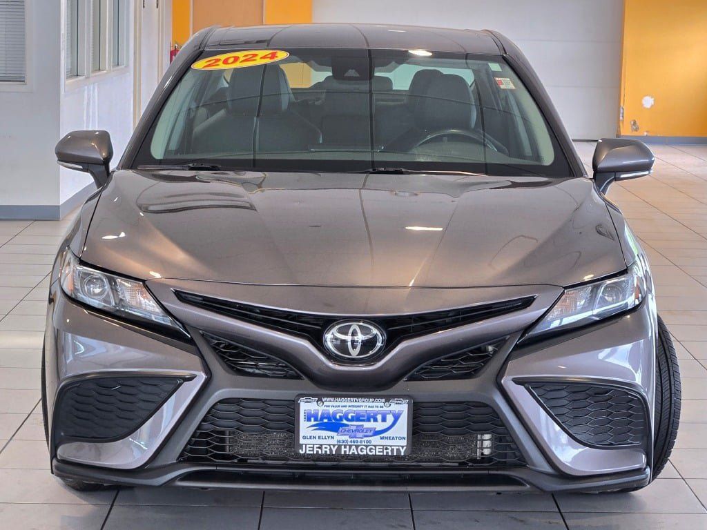 Used 2024 Toyota Camry SE FWD image 3
