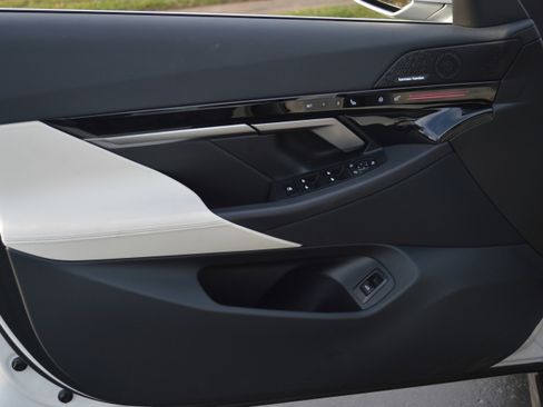 Used 2025 BMW 530i xDrive 530i xDrive w/ Premium Package image 10