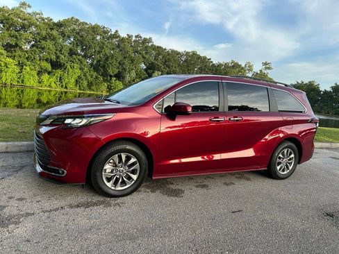 Used 2022 Toyota Sienna XLE w/ XLE Plus Package FWD image 2