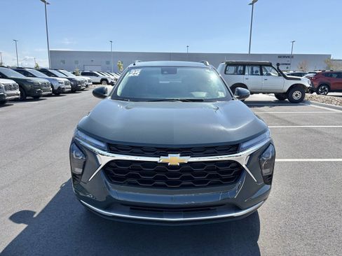 Used 2025 Chevrolet Trax LT FWD image 2